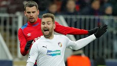 PENALTOVÝ ZÁKROK. Georgi ennikov z CSKA Moskva fauluje v pokutovém území...