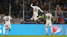 Gareth Bale z Realu Madrid slaví úvodní branku v zápase proti AS ím.
