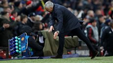 José Mourinho, trenér fotbalist Manchesteru United, pi oslavách vítzné...