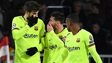 TAK JSME TO CHT�LI, NE? Gerard Piqué a Lionel Messi pobaven� oslavují druhý gól...