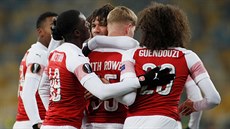 Fotbalisté Arsenalu se radují z gólu, který proti Poltav vstelil Emile Smith...