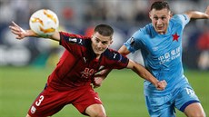 Sergi Palencia z Bordeaux bojuje o balon se slávistou Janem Boilem.