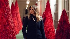 V loňském roce vyzdobila Melania Trumpová Bilý dům v sytě červené barvě, která...