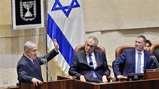 Izraelský pedseda vlády Benjamin Netanjahu (vlevo) hovoí na schzi...