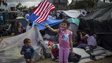 Dívka z Hondurasu v uprchlickém táboe u hranic s USA v Mexiku. (24. listopadu...