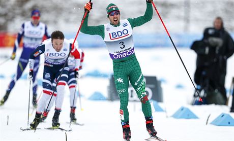 Italský bec na lyích Federico Pellegrino v cíli sprintu v Lillehammeru.