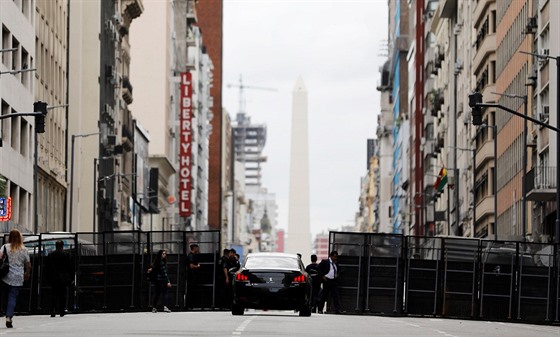 Bezpečnostní bariéry blokující ulici v Buenos Aires před summitem G20.