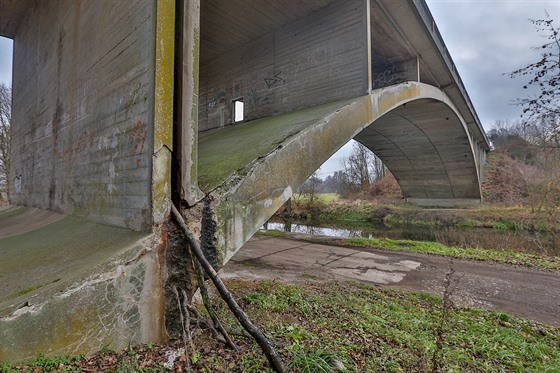 Jeden ze dvou mostů v kraji ve špatném stavu stojí u obce Nerestce na tahu mezi...