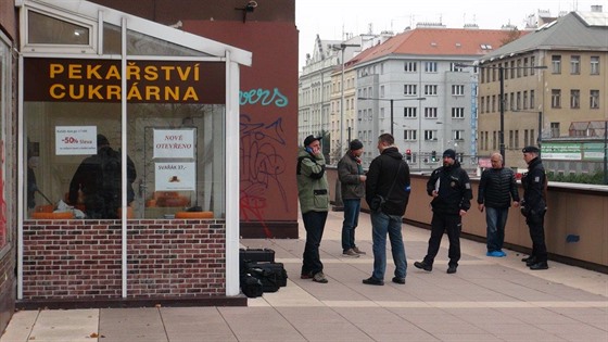 V praské Vrovické ulici napadl neznámý pachatel prodavaku noem (30.11.2018)