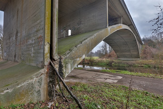 Jeden ze dvou most v kraji ve patném stavu stojí u obce Nerestce na tahu mezi...