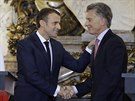 Francouzský prezident Emmanuel Macron (vlevo) během setkání s prezidentem...