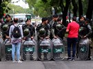 Policisté blokují ulici v Buenos Aires před summitem G20.
