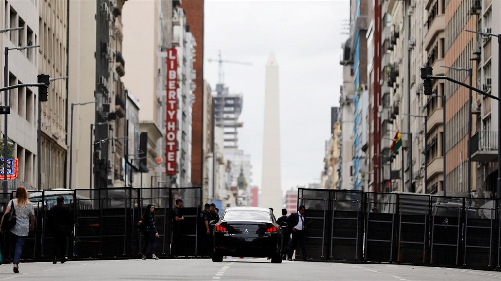 Bezpečnostní bariéry blokující ulici v Buenos Aires před summitem G20.
