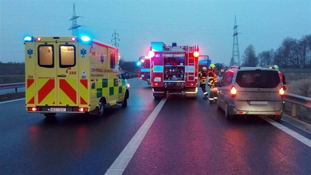 Silnice v Karlovarském kraji pokryla ledovka, záchranáři vyjíždějí k dopravním nehodám.