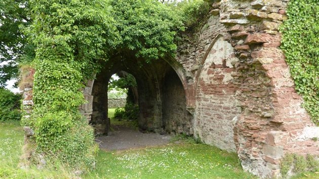 Z opatství Lindores dnes zbyly jen ruiny, do nichž vrůstá příroda. Právě zde objevili archeologové středověkou palírnu.