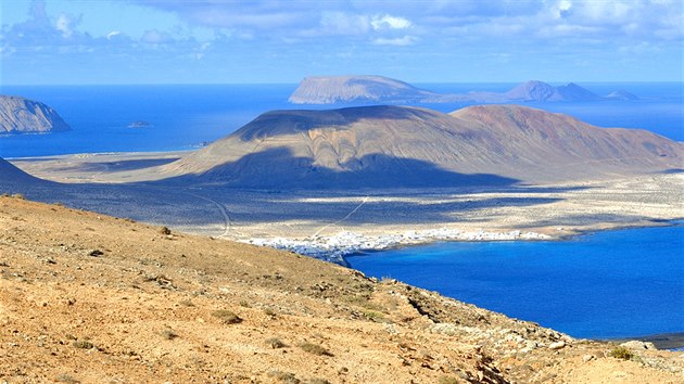 Kanrsk ostrovy. Tm snov je vhled z tes u osady Ye na Lanzarote na sousedn ostrov La Graciosa.