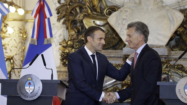 Francouzský prezident Emmanuel Macron (vlevo) během setkání s prezidentem Argentiny Mauricio Macrim