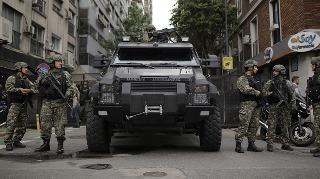 Vojáci blokují ulici v Buenos Aires před summitem G20.
