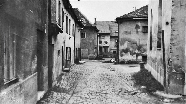 Třebíčská židovská čtvrť měla pověst nevábného místa, způsobenou zčásti její atmosférou spoře osvětlených uliček.