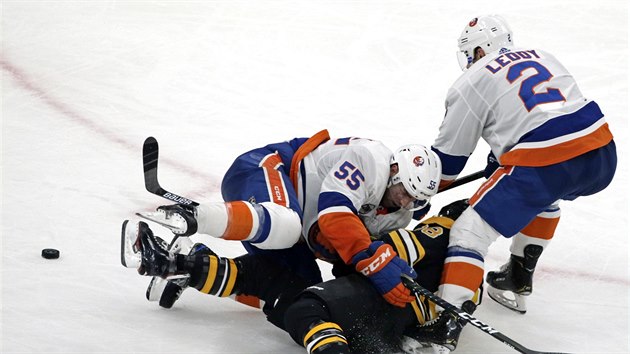 Johnny Boychuk a Nick Leddy z New York Islanders splnili kol: za kadou cenu znekodnit Davida Pastraka.
