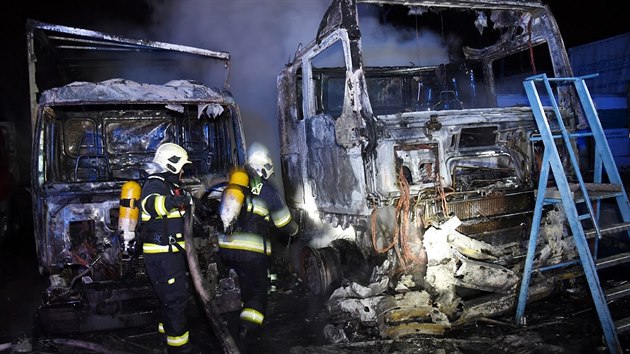 Při požáru v autobazaru v Horních Počernicích shořelo pět kamionů a autobus. (29.11.2018)