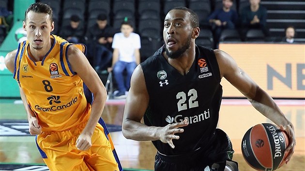 Markel Brown (vpravo) z Darssafaky nahnn Marcusem Erikssonem z Gran Canarie.