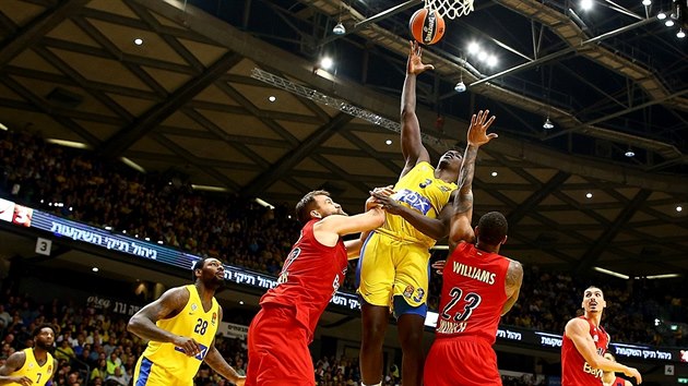 Johnny OBryant (ve lutm) z Maccabi Tel Aviv se vyrouboval v ne soupei z Bayernu.