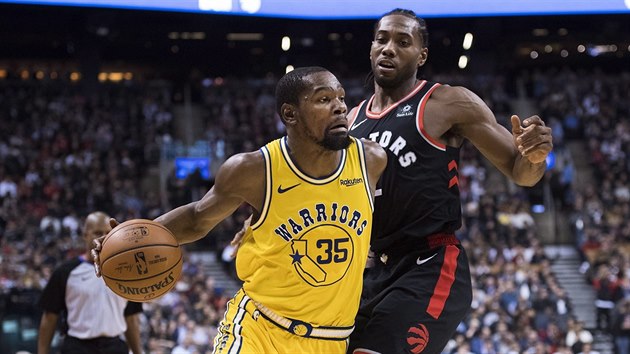 Kevin Durant (35) z Golden State unik Kawhimu Leonardovi z Toronta.