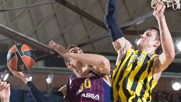 Jan Vesel (vpravo) z Fenerbahce se pokou zastavit Victora Clavera z Barcelony.