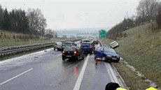 Dopravní nehoda na zledovatělé dálnici D6.