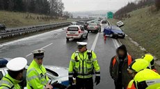 Dopravní nehoda na zledovatlé dálnici D6.