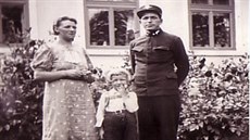 Jaroslav Pavlů na archivním snímku se svými rodiči. Jako dítě musel utíkat z...