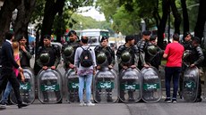 Policisté blokují ulici v Buenos Aires před summitem G20.