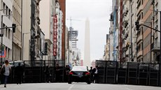 Bezpenostní bariéry blokující ulici v Buenos Aires ped summitem G20.