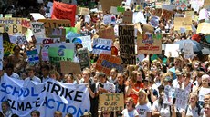 Tisíce australských žáků demonstrovaly místo školy proti podle nich...
