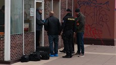 V pražské Vršovické ulici napadl neznámý pachatel prodavačku nožem (30.11.2018)