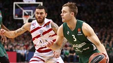 Nate Wolters (vpravo) ze algirisu Kaunas obchází milánského Mika Jamese.