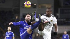 Sean Morrison (vlevo) z Cardiffu a Willy Boly z Wolverhamptonu bojují o mí�.