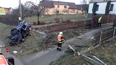 Mu� vjel autem do plotu rodinného domu.