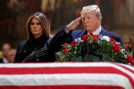 Prezident Donald Trump uctil v rotund Kapitolu, sídle Kongresu USA, památku...