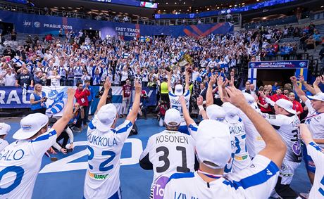 Hrái Finska oslavují se svými fanouky vítzství ve finále mistrovství svta.