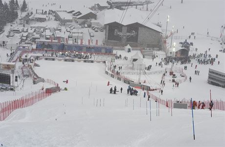 Na slalomáské trati ve Val D'Isere se kvli silnému vtru závod Svtovího...