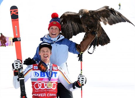 Stefan Luitz pózuje s orlem po svém triumfu v obím slalomu SP v americkém...