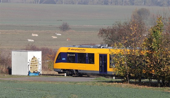 Vlaková souprava spolenosti Oberfalzbahn na cest z Chebu do Ae