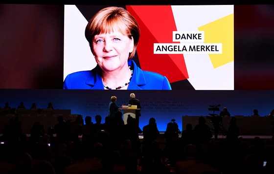 CDU vzdala Angele Merkelové hold také v krátkém sestihu na obrovské videostn...