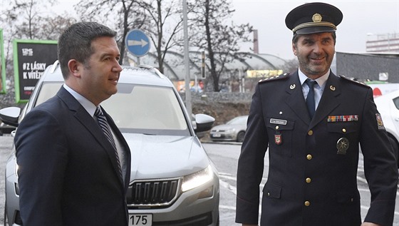 Ministr vnitra Jan Hamáek (vlevo) uvedl do úadu nového policejního prezidenta...