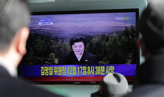 Severokorejská televizní moderátorka Ri chun-hi oznamuje skon vdce Kim...