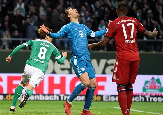 Júja Ósako z Werderu Brémy (v zeleném) utíká slavit gól, hrái Bayernu Mnichov...