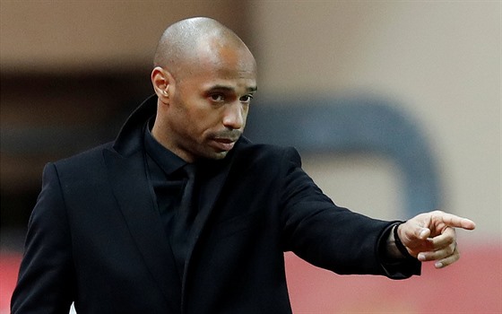 Trenér Monaka Thierry Henry pedává pokyny svým svencm.
