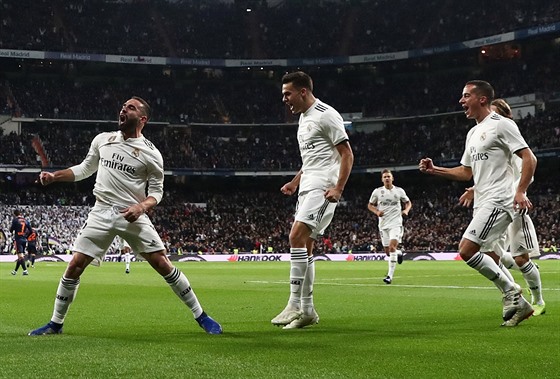 Fotbalisté Realu Madrid se radují z vlastního gólu soupee z Valencie.
